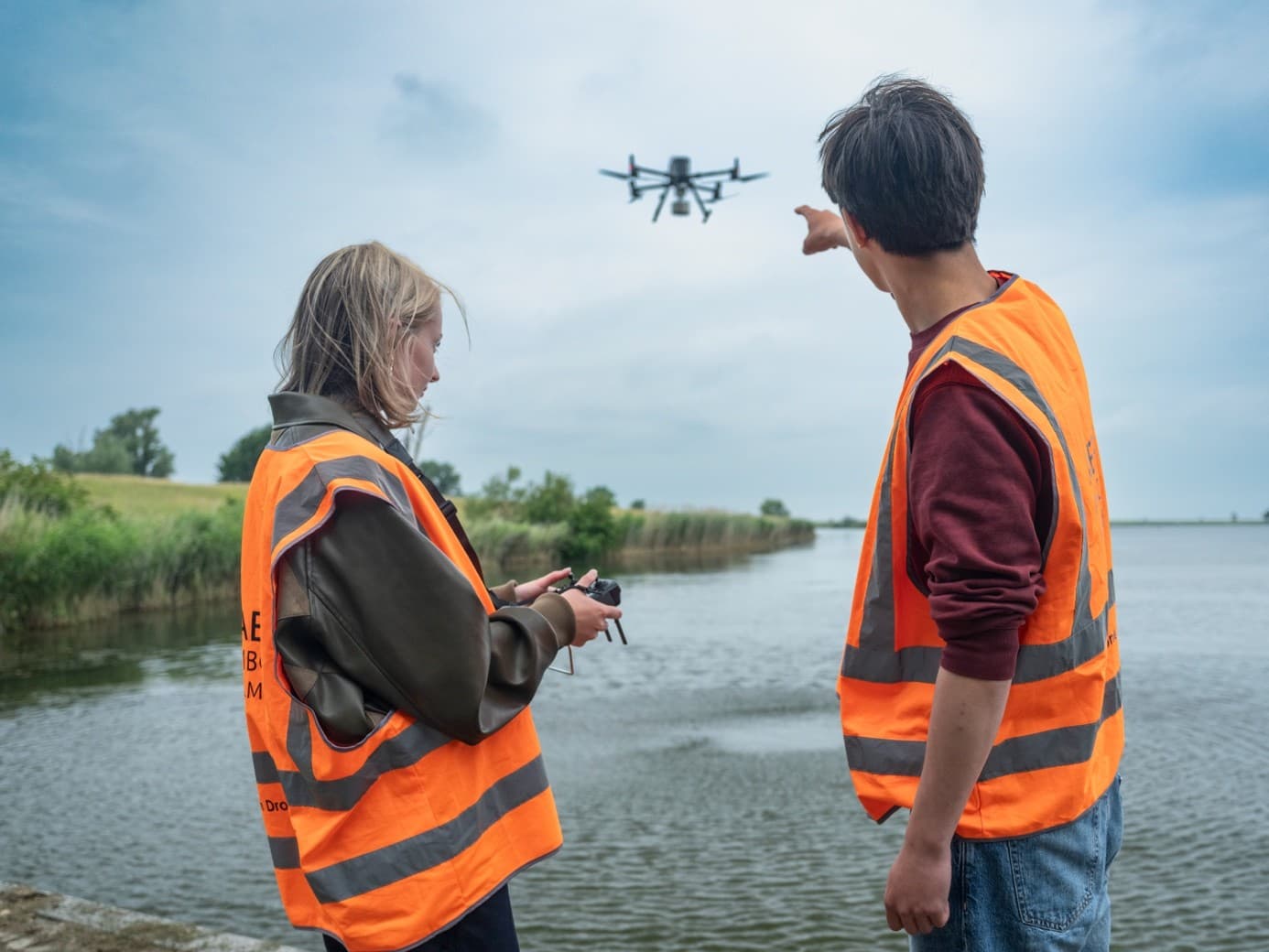 Studenten besturen een drone boven het water