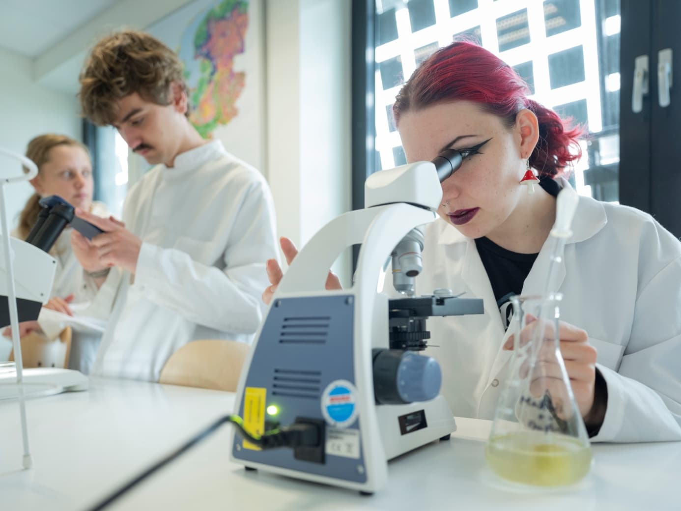Studenten aan het werk in het waterlaboratorium